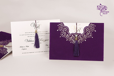 Faire part velours violet ciselé avec pompon