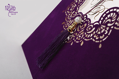 Faire part velours violet ciselé avec pompon