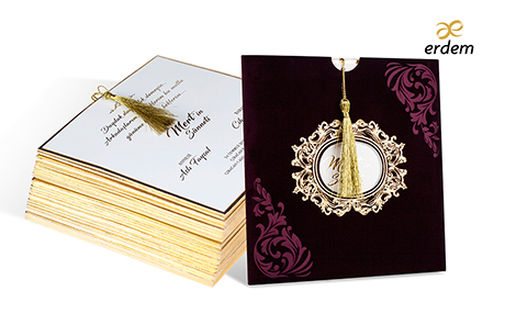 Faire part velours bordeaux rigide avec pompon