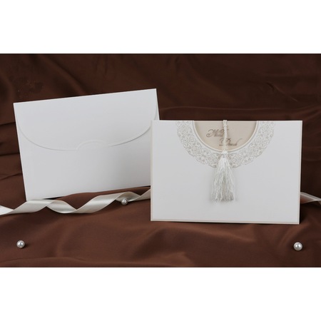 Faire part mariage blanc et beige avec pompon