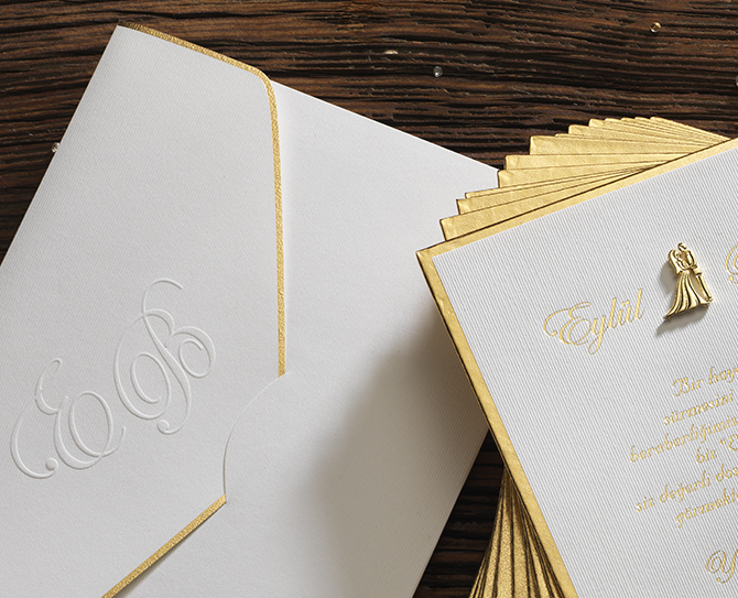 Faire part mariage rigide en doré avec figurine