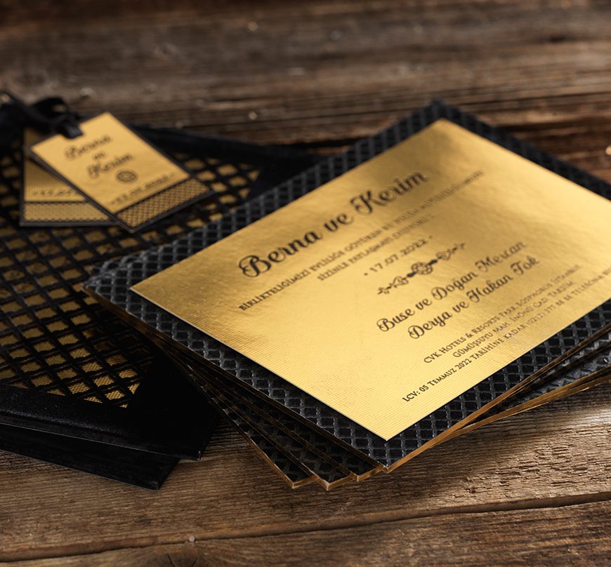 Faire part dentelle noir doré rigide avec pochette velours