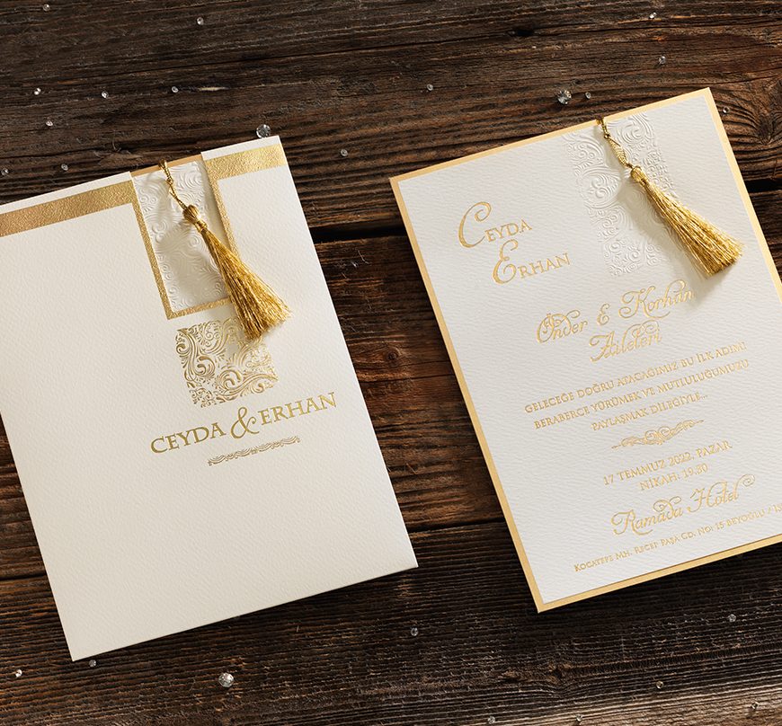 Faire part mariage blanc cassé et doré avec pompon