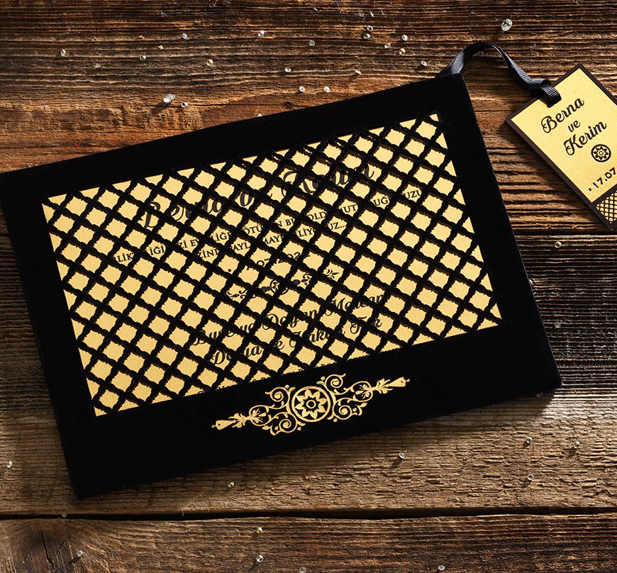 Faire part dentelle noir doré rigide avec pochette velours