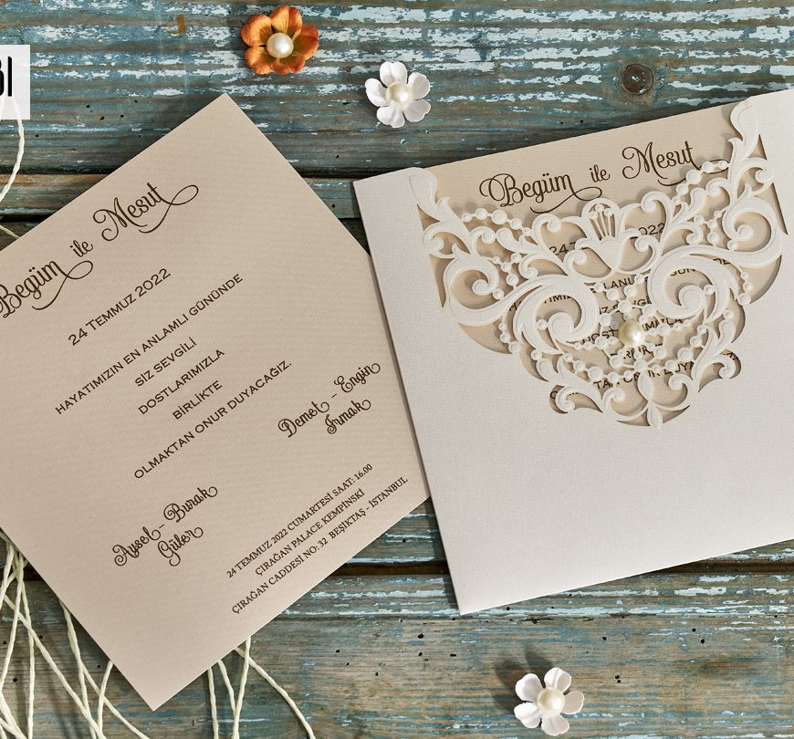 faire part ciselé en beige avec perle autocollante