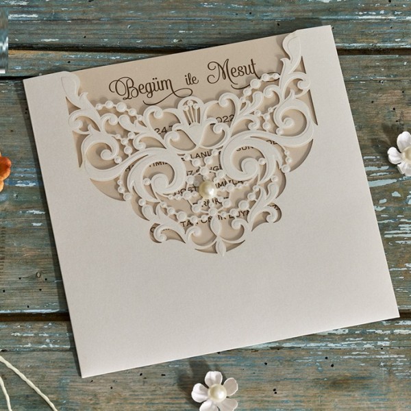 faire part ciselé en beige avec perle autocollante