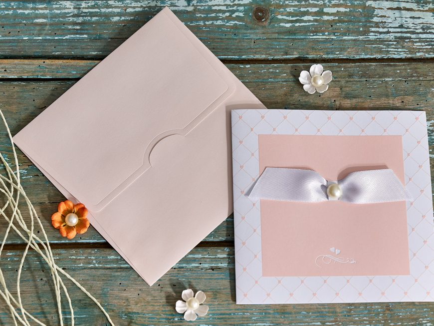 Faire part dépliant rose avec nœud papillon