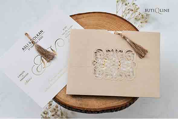 Faire part ciselé beige avec pompon