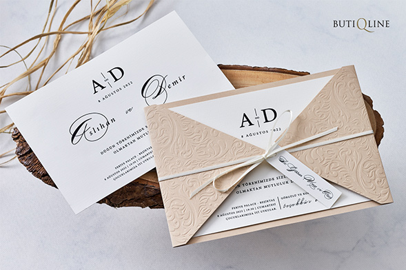 Faire part beige avec relief et cordelette