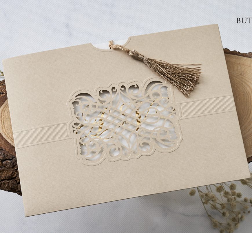 Faire part ciselé beige avec pompon