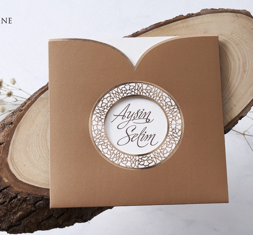 Faire part simple marron avec ouverture au centre