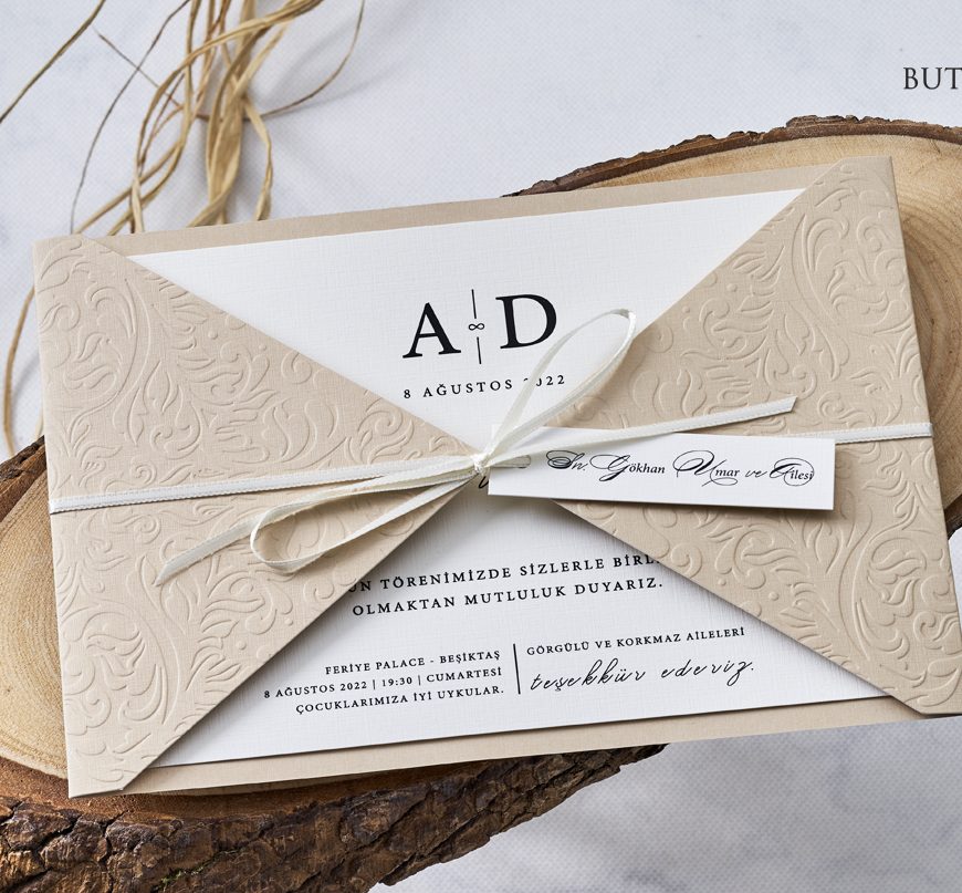 Faire part beige avec relief et cordelette