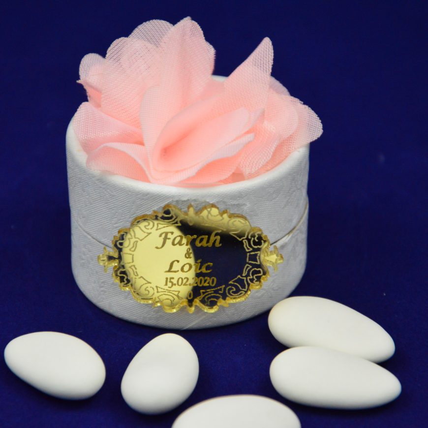 Petite boite blanche et rose personnalisée