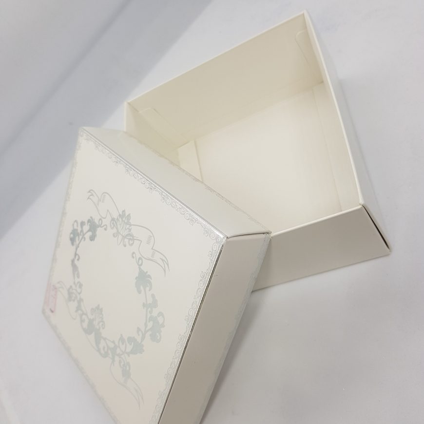 Boite à gâteaux carré blanc et argenté