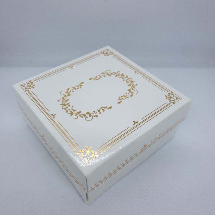 25 Boites à gâteaux carrée motif dorée